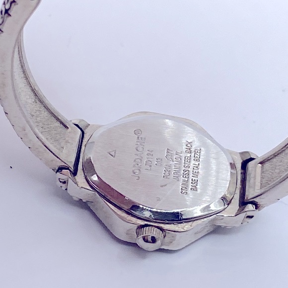 Working! Vintage Jordache Dainty Silver Tone Stretch Band Watch - Picture 4 of 7